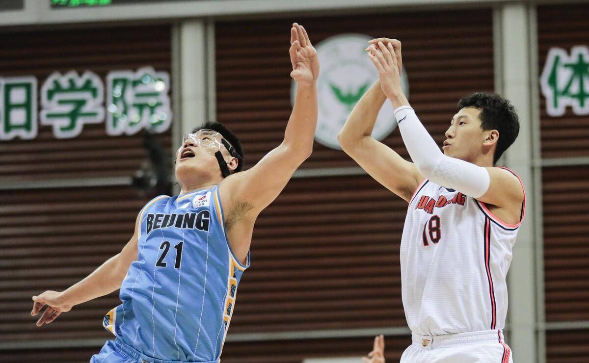 包含冲浪赛场再起风云：江畔赤兔队击败陇右火箭队，脚步移动更到位经验成为胜负手的词条