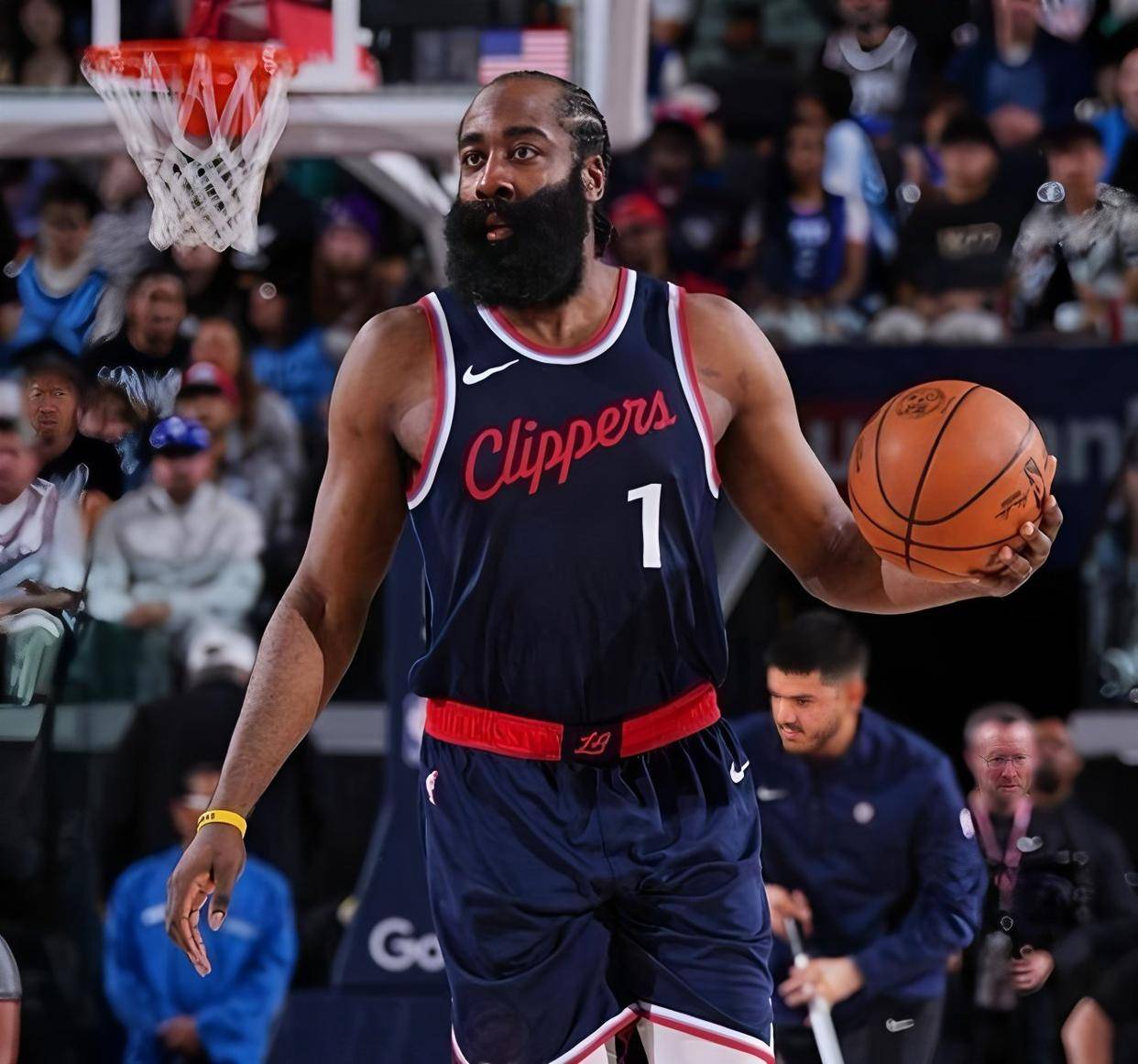 星空体育-哈登回归赛场，战术调整首场状态亮眼，日本队观众沸腾！的简单介绍