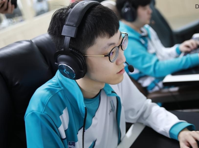 星空体育-Doinb回归赛场，关键助攻首场状态亮眼，DWG观众沸腾！的简单介绍